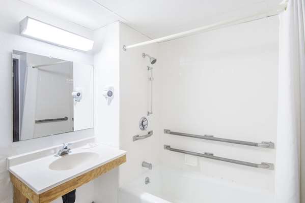  - Super 8 Hotel Groton - I-95, Exit 86