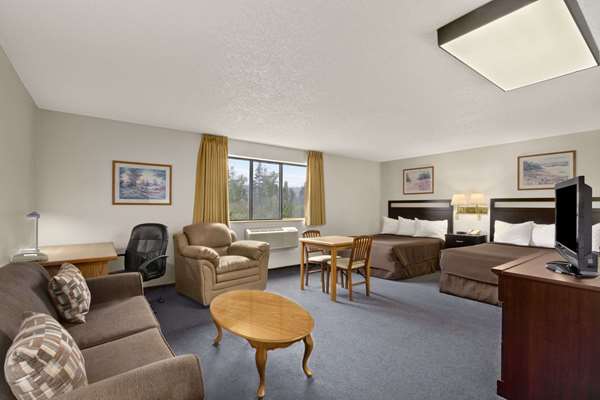 Suite - Super 8 Hotel Williams Lake
