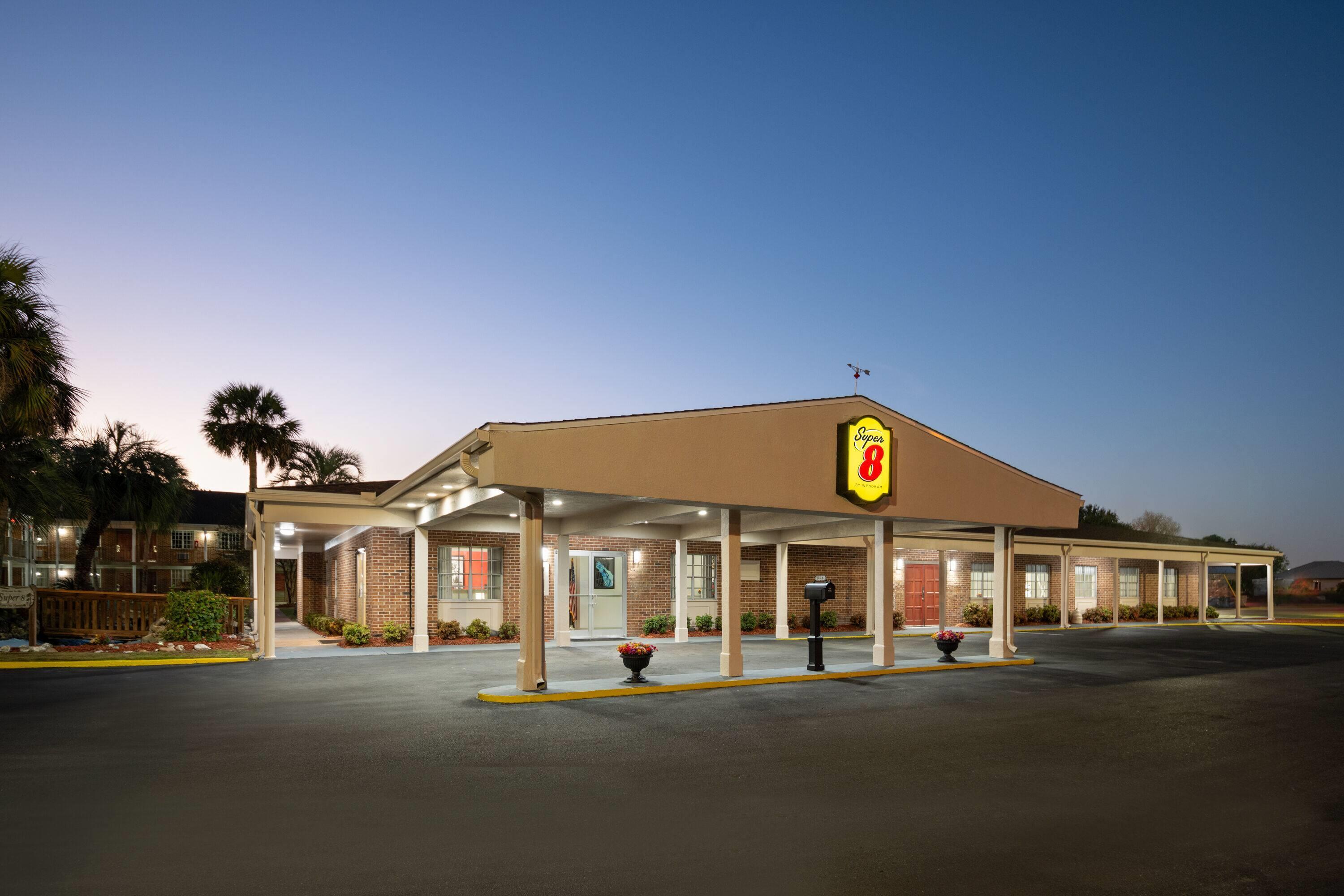 Exterior | Super 8 by Wyndham Lake City