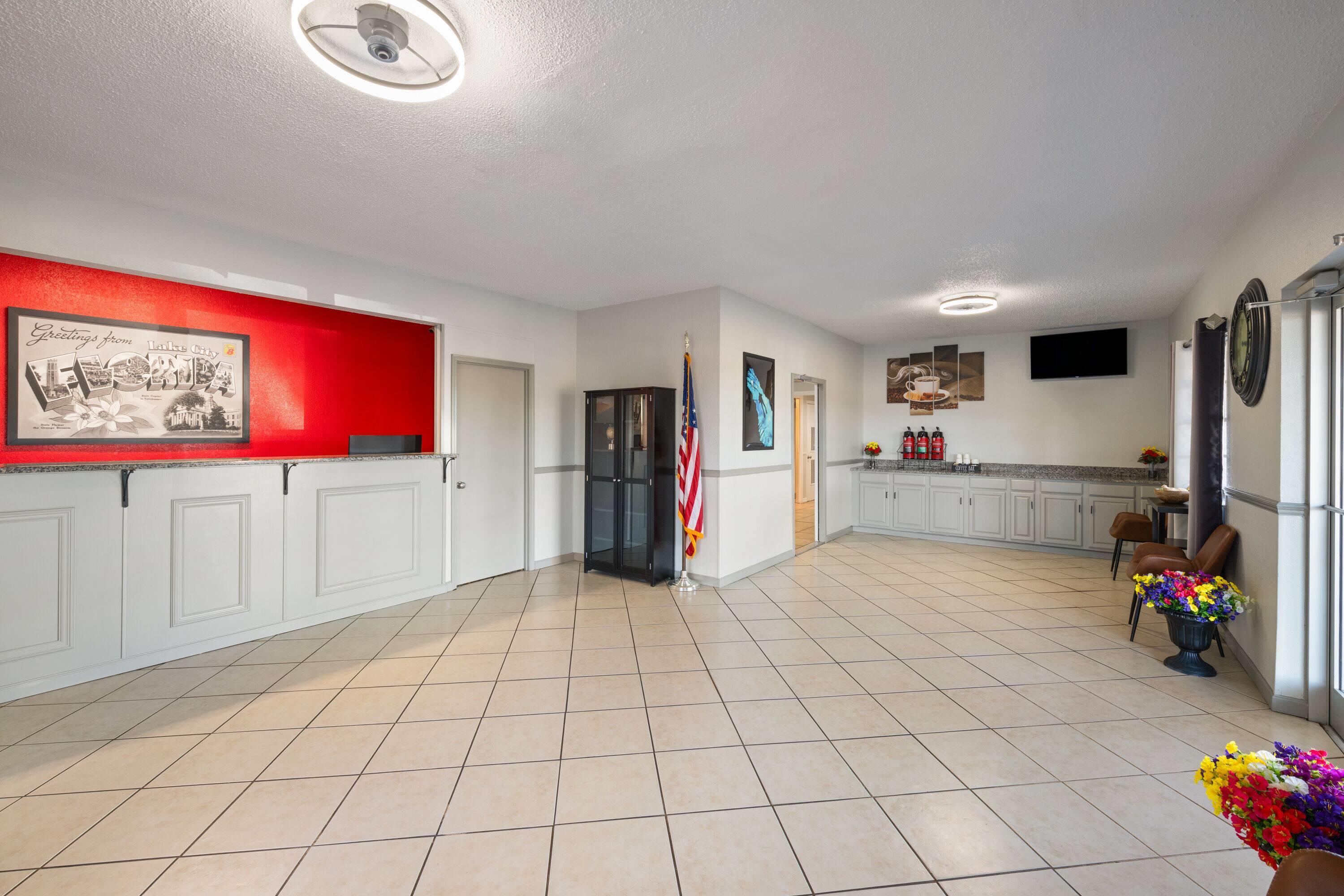 Lobby | Super 8 by Wyndham Lake City