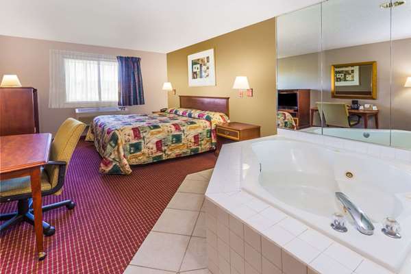 Suite - Super 8 Hotel North Joliet - I-55, Exit 257