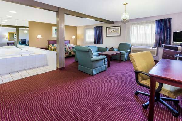 Suite - Super 8 Hotel North Joliet - I-55, Exit 257
