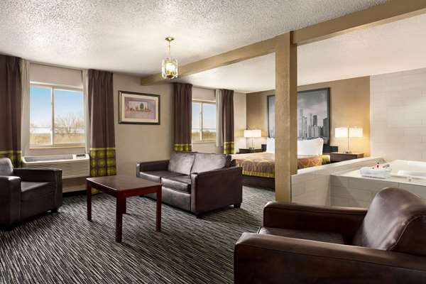 Suite - Super 8 Hotel North Joliet - I-55, Exit 257