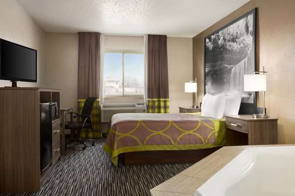 Suite - Super 8 Hotel North Joliet - I-55, Exit 257