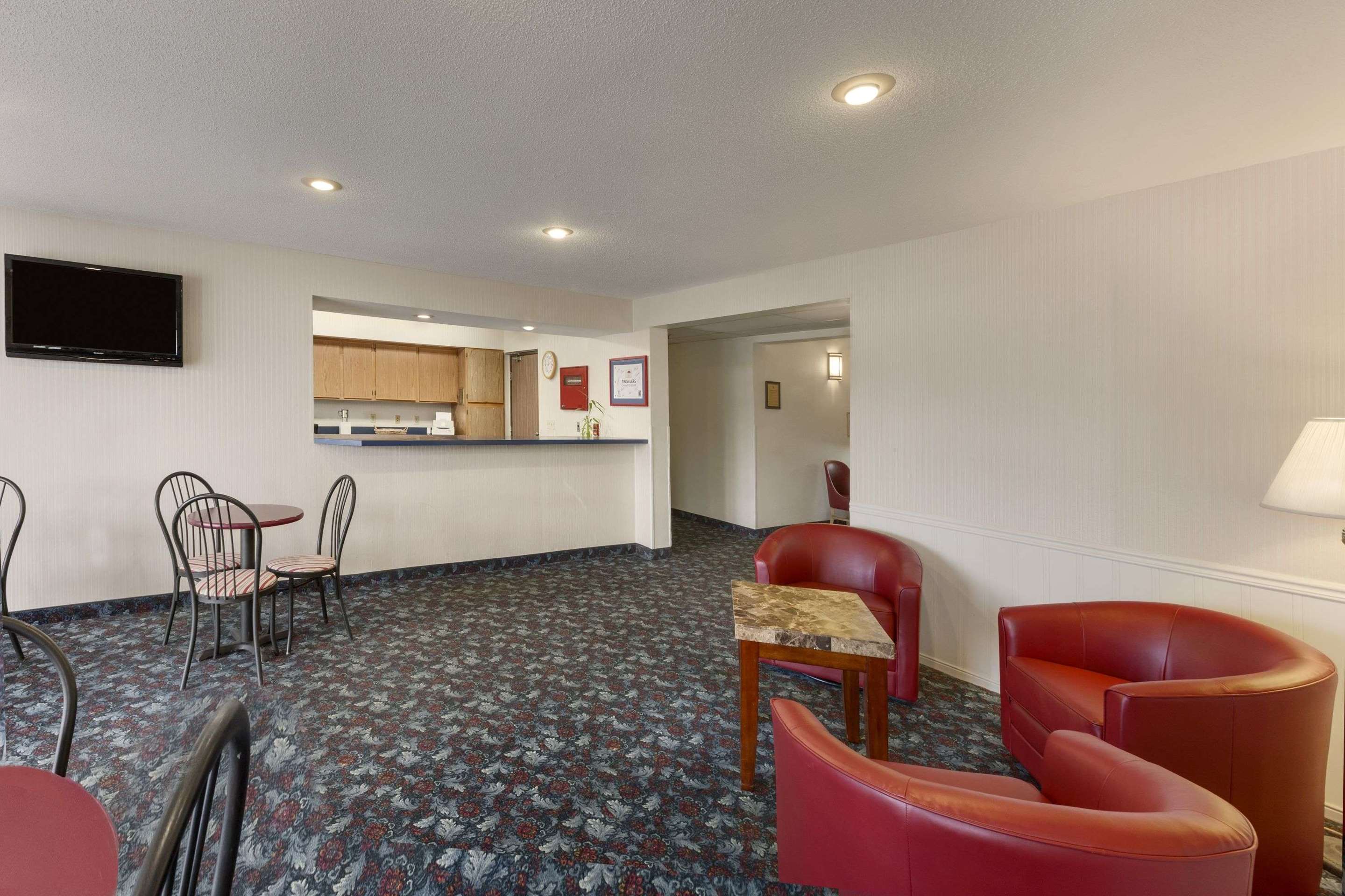 Lobby | Super 8 by Wyndham Cromwell/Middletown