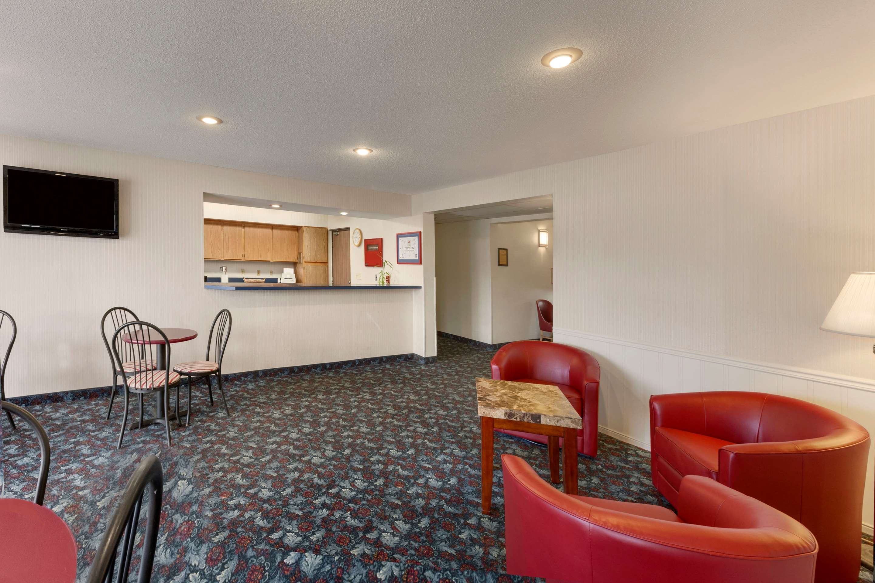 Lobby | Super 8 by Wyndham Cromwell/Middletown