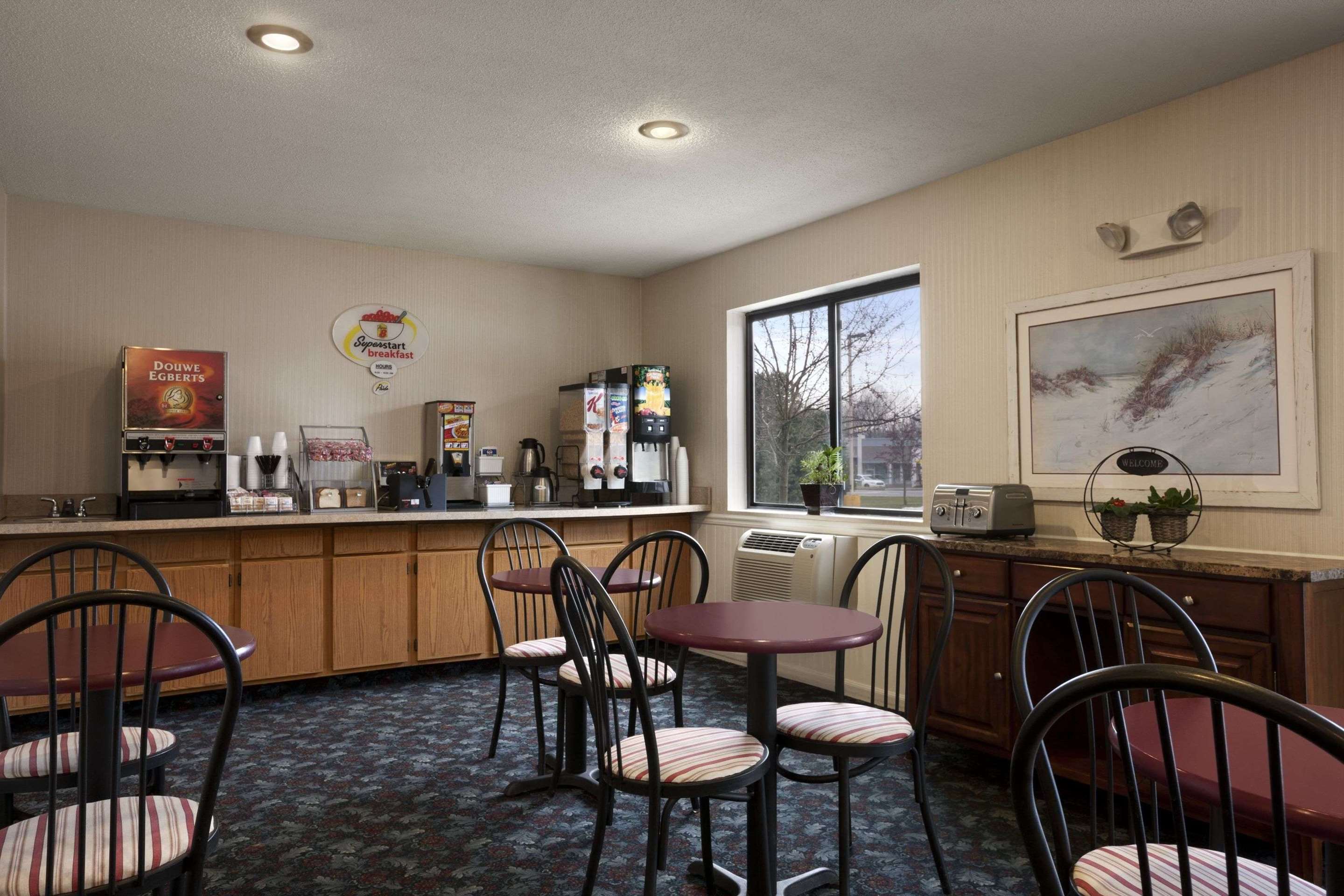 Breakfast Area | Super 8 by Wyndham Cromwell/Middletown