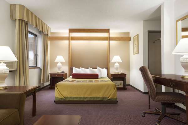 Suite - Super 8 Hotel Airport Milwaukee