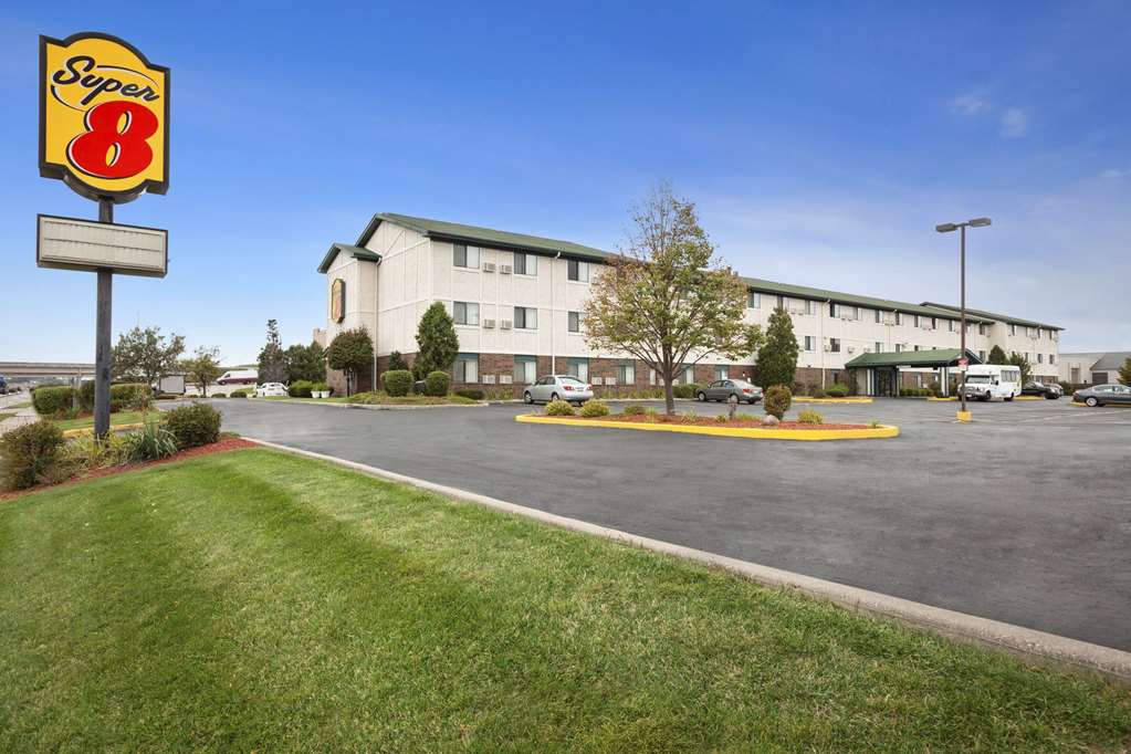 Super 8 Milwaukee Airport