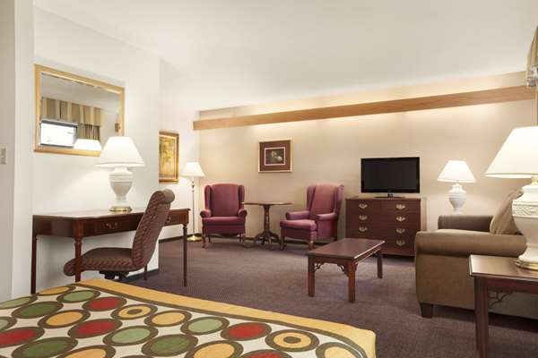 Suite - Super 8 Hotel Airport Milwaukee