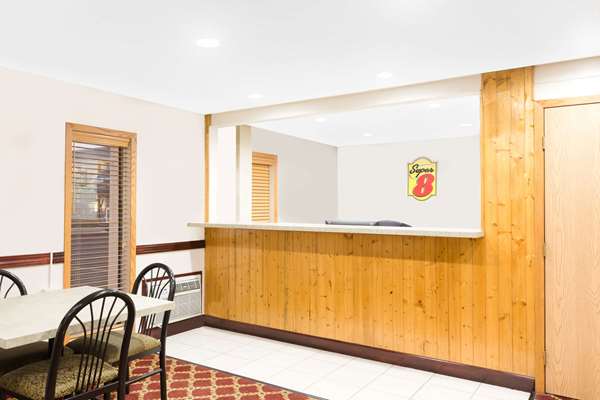  - Super 8 Hotel Ames - I-35, Exit 111