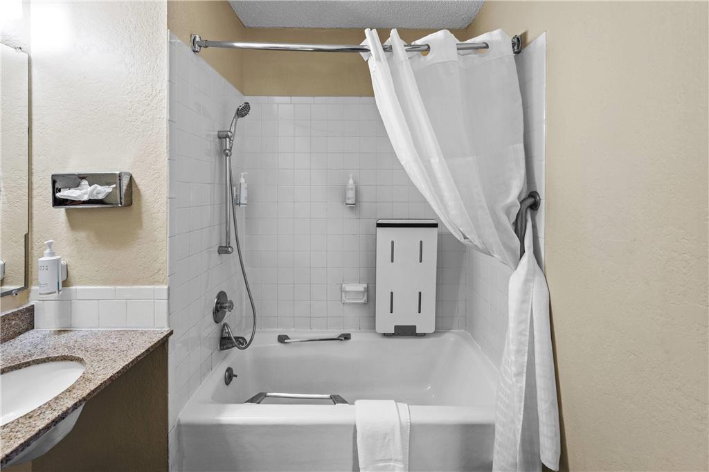SUPER 8 BY WYNDHAM INDEPENDENCE KAN-guestroom-Guest Room,Bathroom,Accessibility,On-Site.jpg
