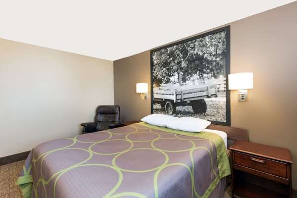  - Super 8 Hotel North Carroll