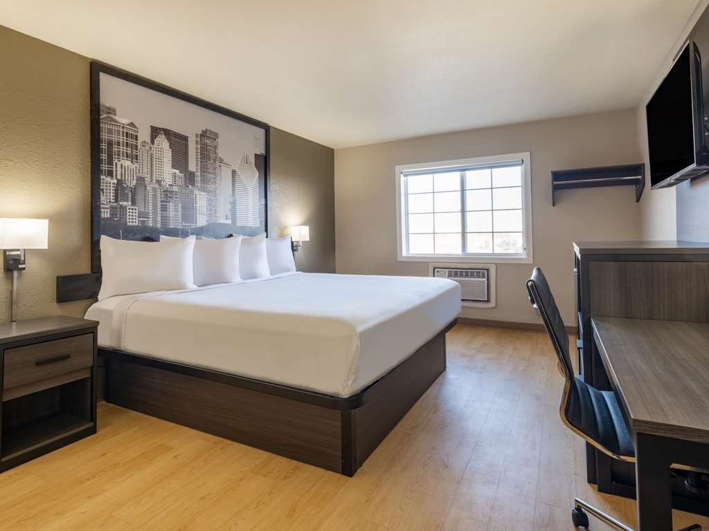 SUPER 8 CLINTON-guestroom-Guest Room,On-Site.jpg