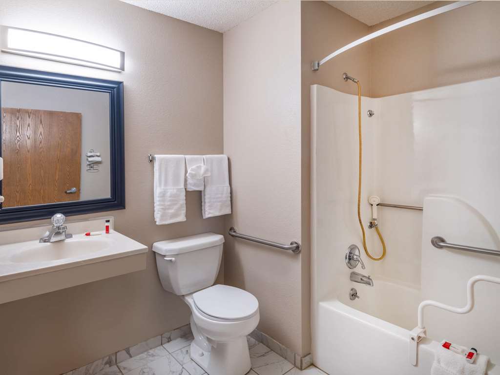 SUPER 8 CLINTON-guestroom-Guest Room,Bathroom,Tub,Accessibility,On-Site.jpg