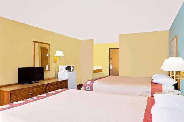  - Super 8 Hotel Dyersville