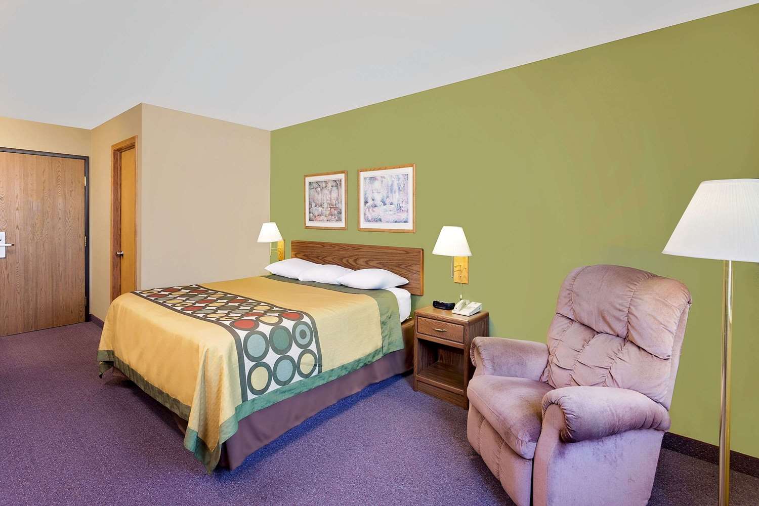 Super 8 Hotel Dyersville, IA See Discounts
