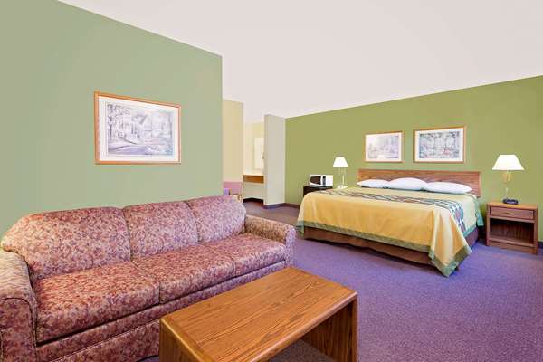Suite - Super 8 Hotel Dyersville