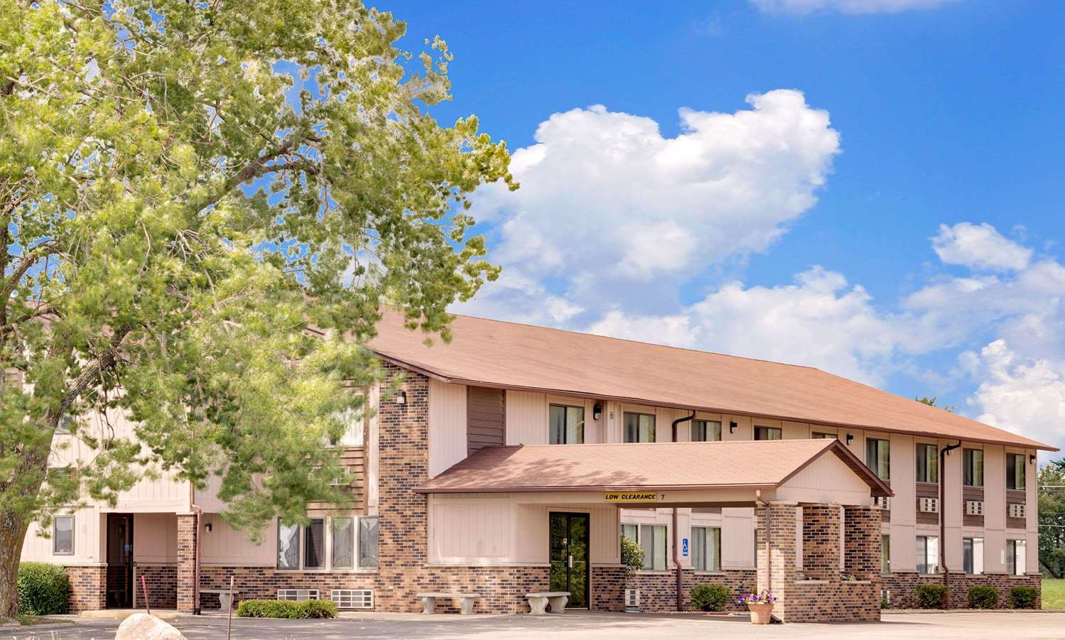 Super 8 Hotel Chariton, IA See Discounts