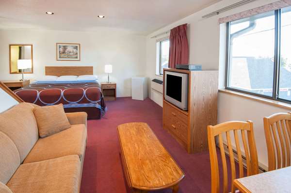 Suite - Super 8 Hotel Salmon Arm