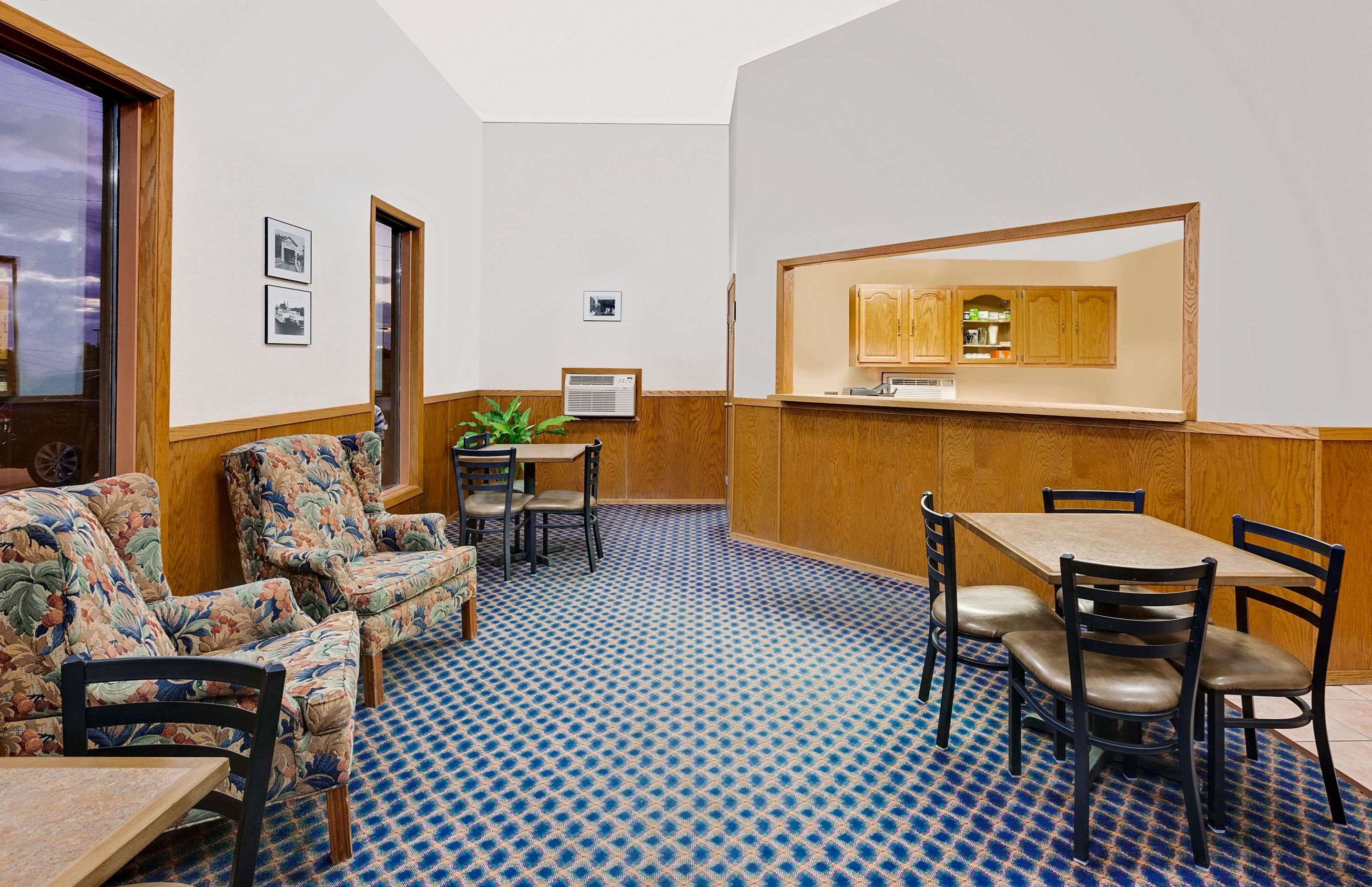 Lobby | Super 8 by Wyndham Keokuk