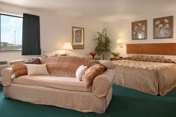 Suite - Super 8 Hotel East Cedar Rapids
