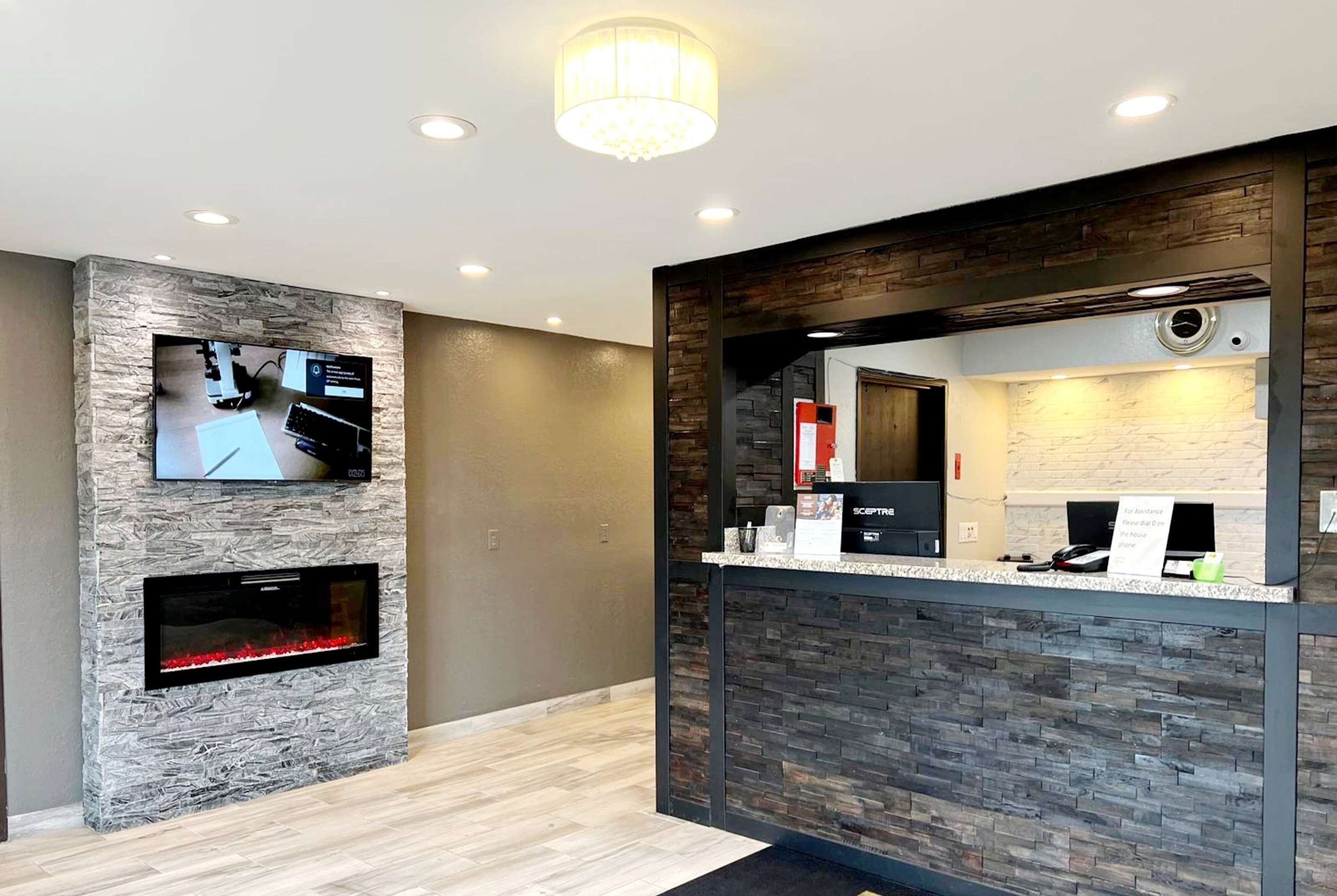 Lobby | Super 8 by Wyndham Cedar Rapids