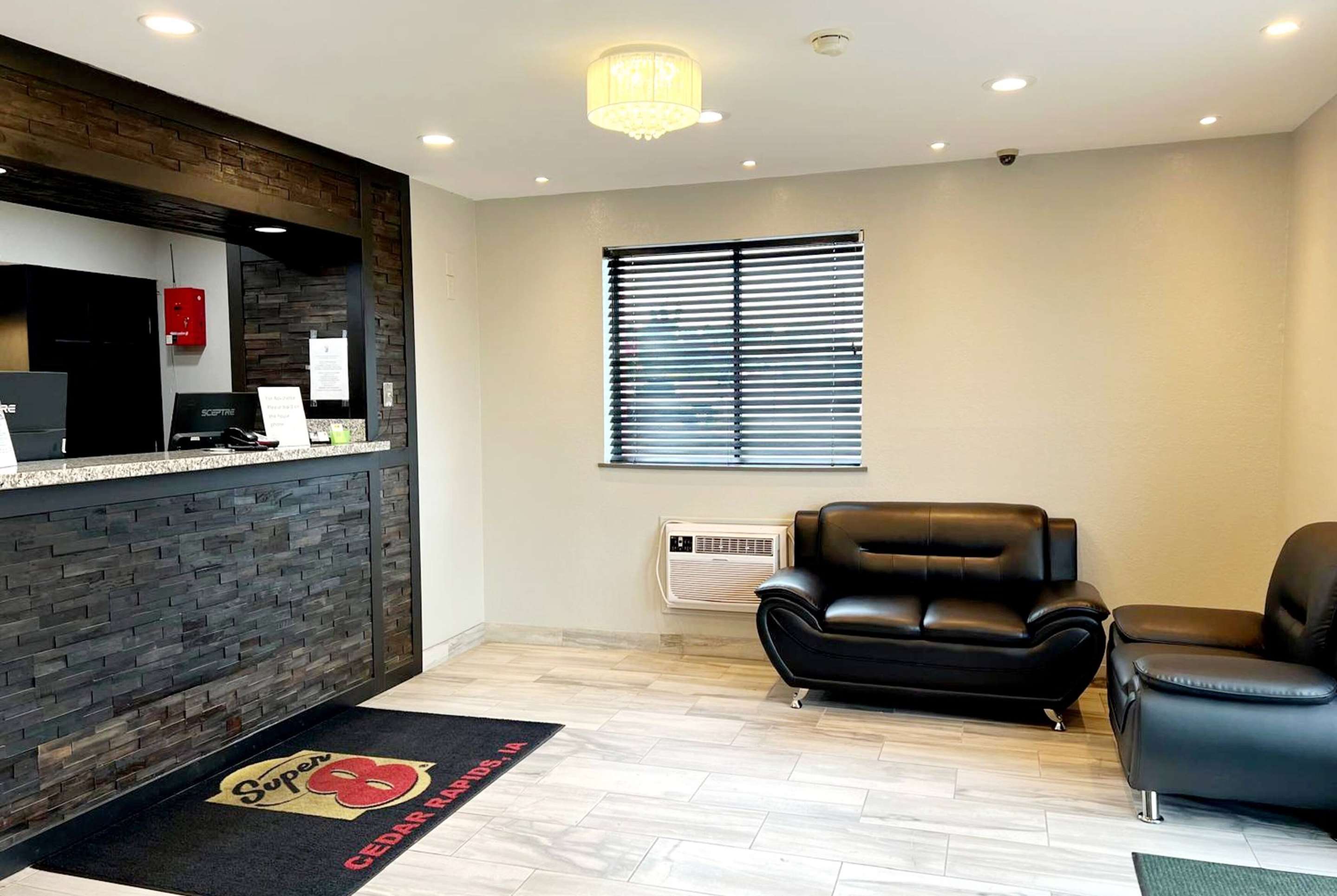 Lobby | Super 8 by Wyndham Cedar Rapids