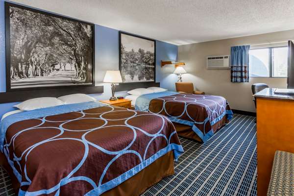  - Super 8 Hotel Coralville - I-80, Exit 242