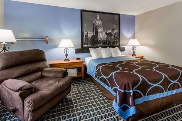  - Super 8 Hotel Coralville - I-80, Exit 242