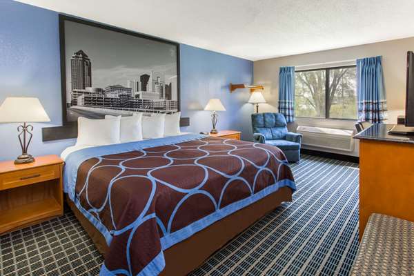  - Super 8 Hotel Coralville - I-80, Exit 242