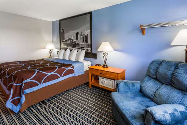  - Super 8 Hotel Coralville - I-80, Exit 242