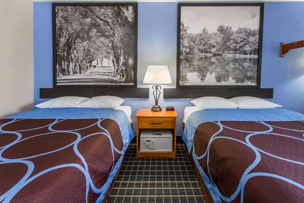  - Super 8 Hotel Coralville - I-80, Exit 242