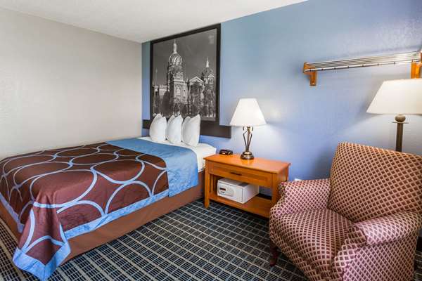  - Super 8 Hotel Coralville - I-80, Exit 242