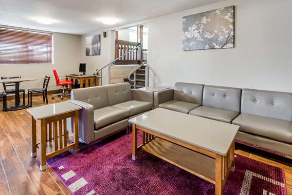  - Super 8 Hotel Coralville - I-80, Exit 242