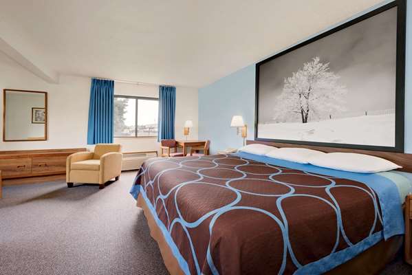Suite - Super 8 Hotel Centerville