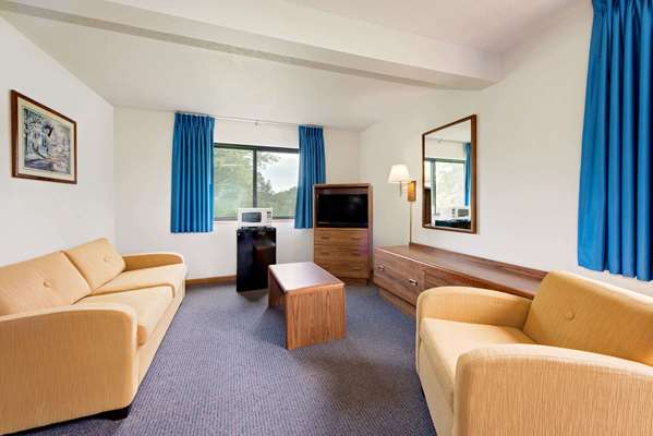 Suite - Super 8 Hotel Centerville