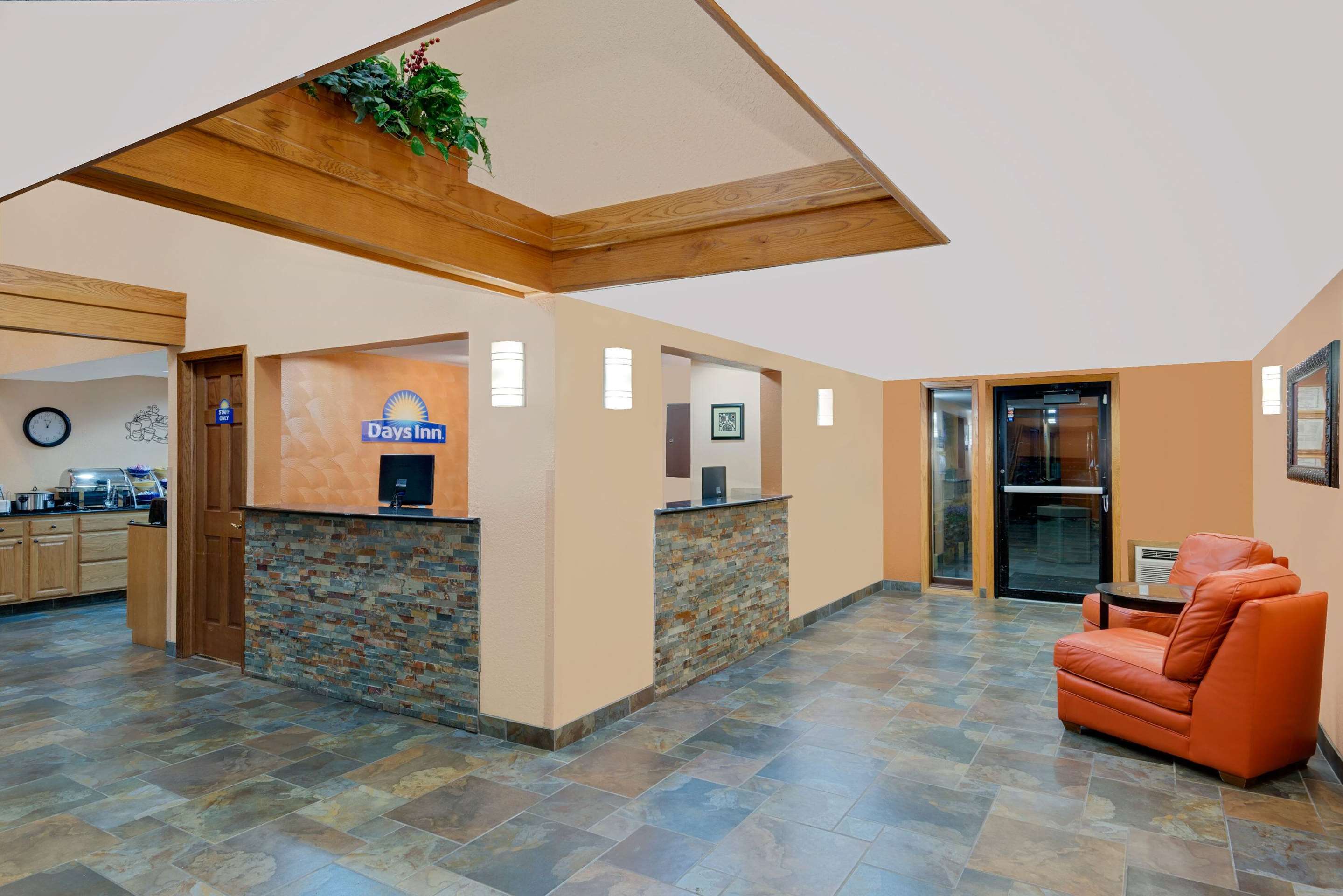Lobby | Days Inn by Wyndham Fort Dodge