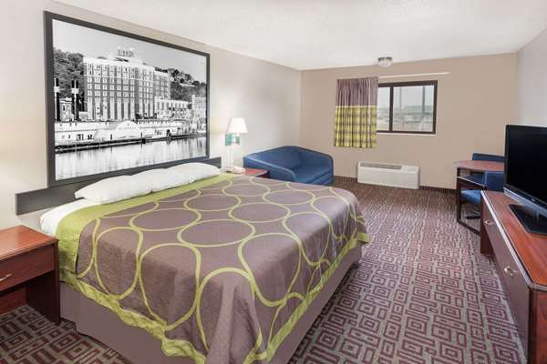 Suite - Super 8 Hotel Muscatine