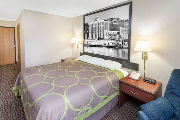  - Super 8 Hotel Muscatine