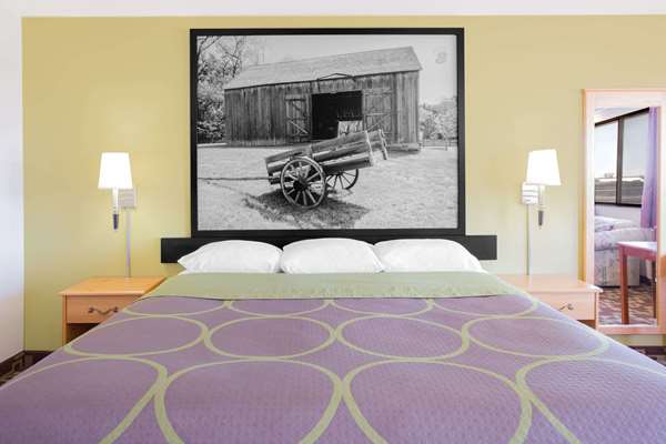 Suite - Super 8 Hotel Independence