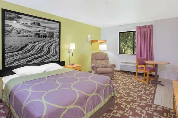 Suite - Super 8 Hotel Independence