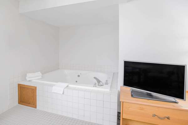 Suite - Super 8 Hotel Independence