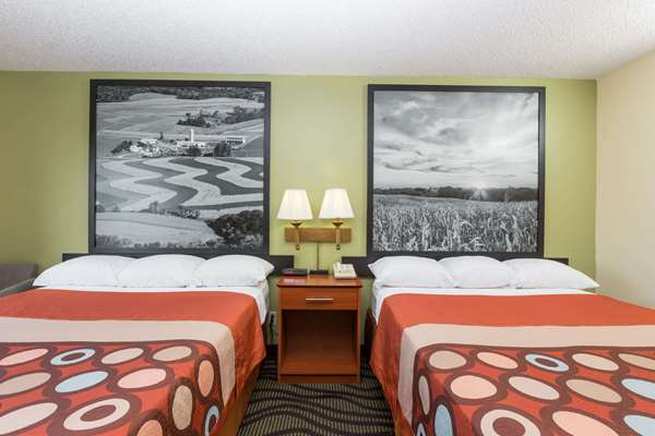  - Super 8 Hotel Newton - I-80, Exit 164
