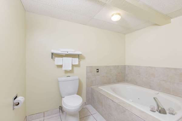  - Super 8 Hotel Newton - I-80, Exit 164
