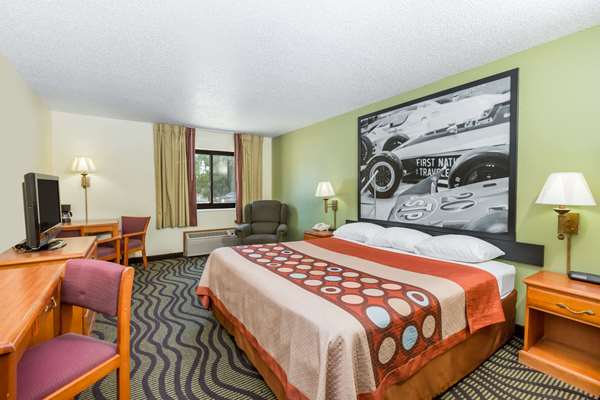  - Super 8 Hotel Newton - I-80, Exit 164