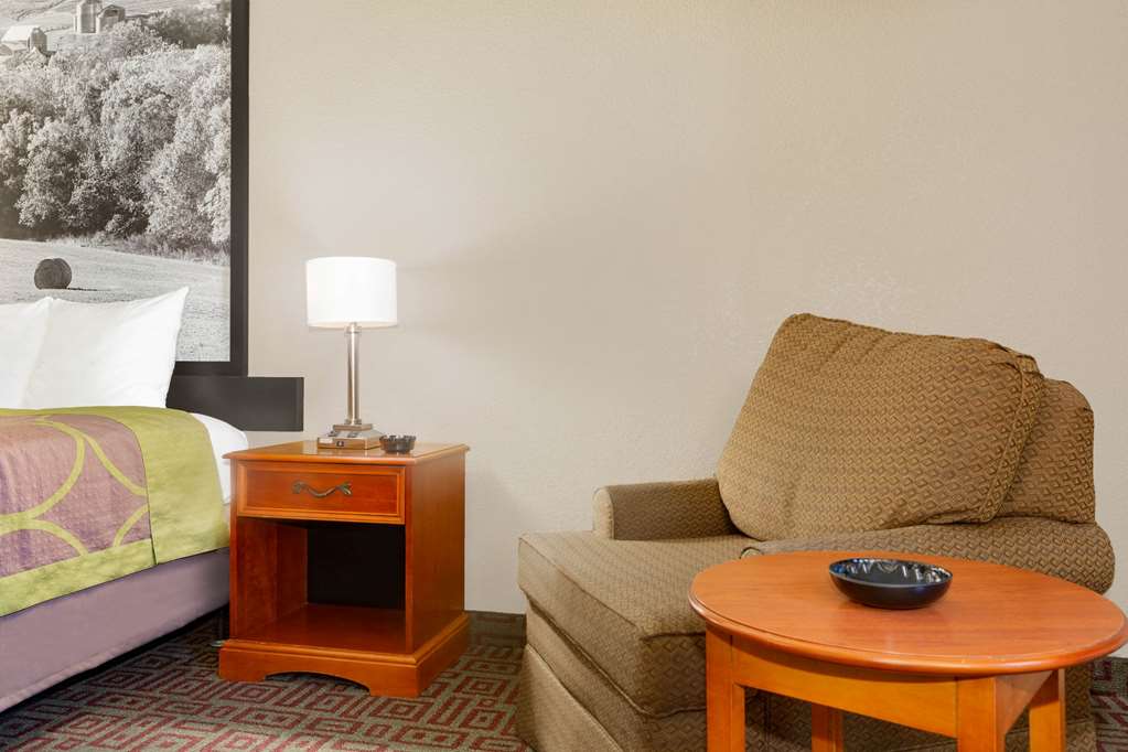 SUPER 8 BY WYNDHAM FORT MADISO-guestroom-Guest Room,On-Site.jpg