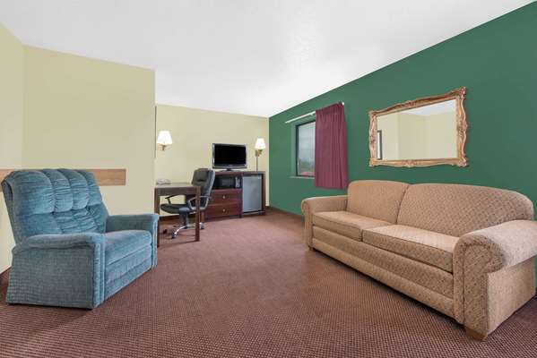 Suite - Super 8 Hotel Ottumwa