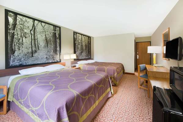  - Super 8 Motel Pella