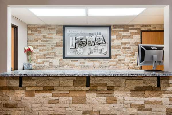  - Super 8 Motel Pella